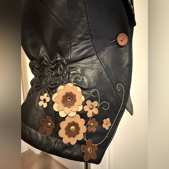 Wilson’s Leather Brand Leather Studded Vest with Floral Embroidery - Picture 5 of 9